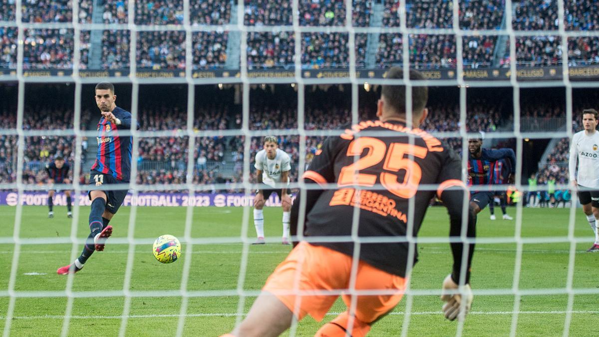 Ferran Torres tira el penalti fuera ante el Valencia en el Camp Nou.