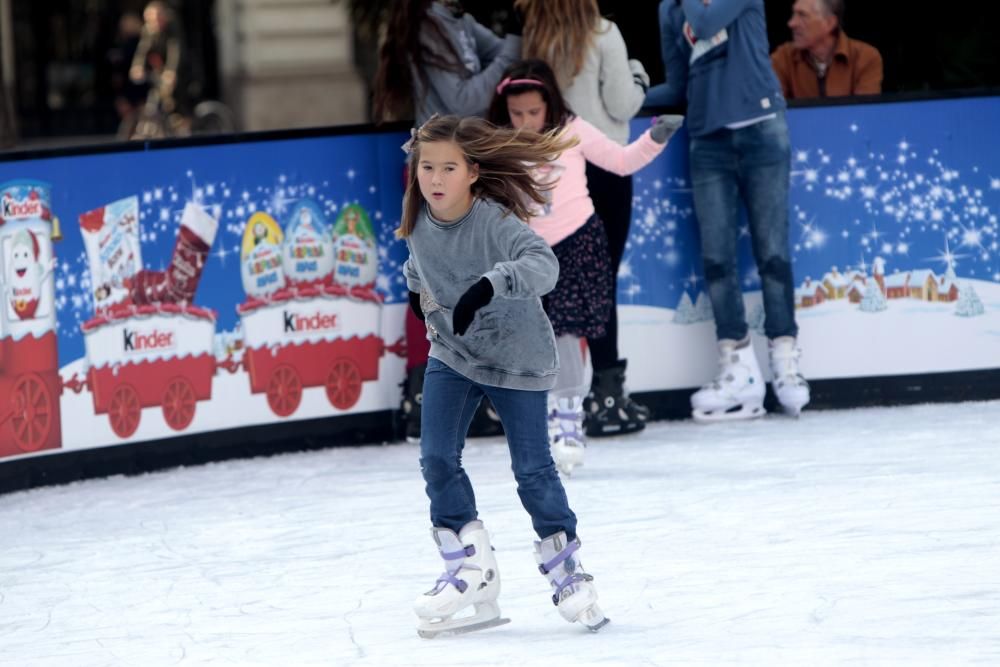 Pista de hielo y tiovivo en la Plaza del Ayuntamiento