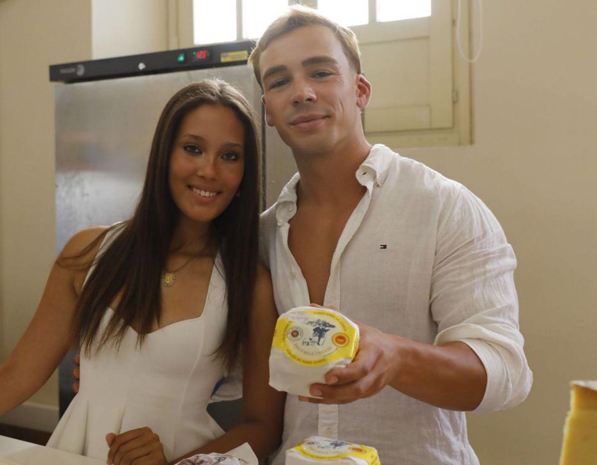 Gonçalo Maia y Ciara Stein muestran un queso elaborado en Portugal. | FERNANDO RODRÍGUEZ