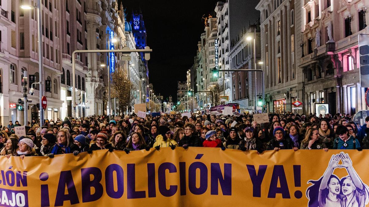 Una pancarta a favor de la abolición de la prostitución, en las marchas del 8-M en Madrid, el pasado viernes.nes, están el fin de las violencias machistas, la pornografía,  la explotación reproduct