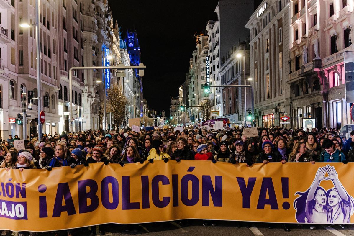 Una pancarta a favor de la abolición de la prostitución, en las marchas del 8-M en Madrid, el pasado viernes.nes, están el fin de las violencias machistas, la pornografía,  la explotación reproduct