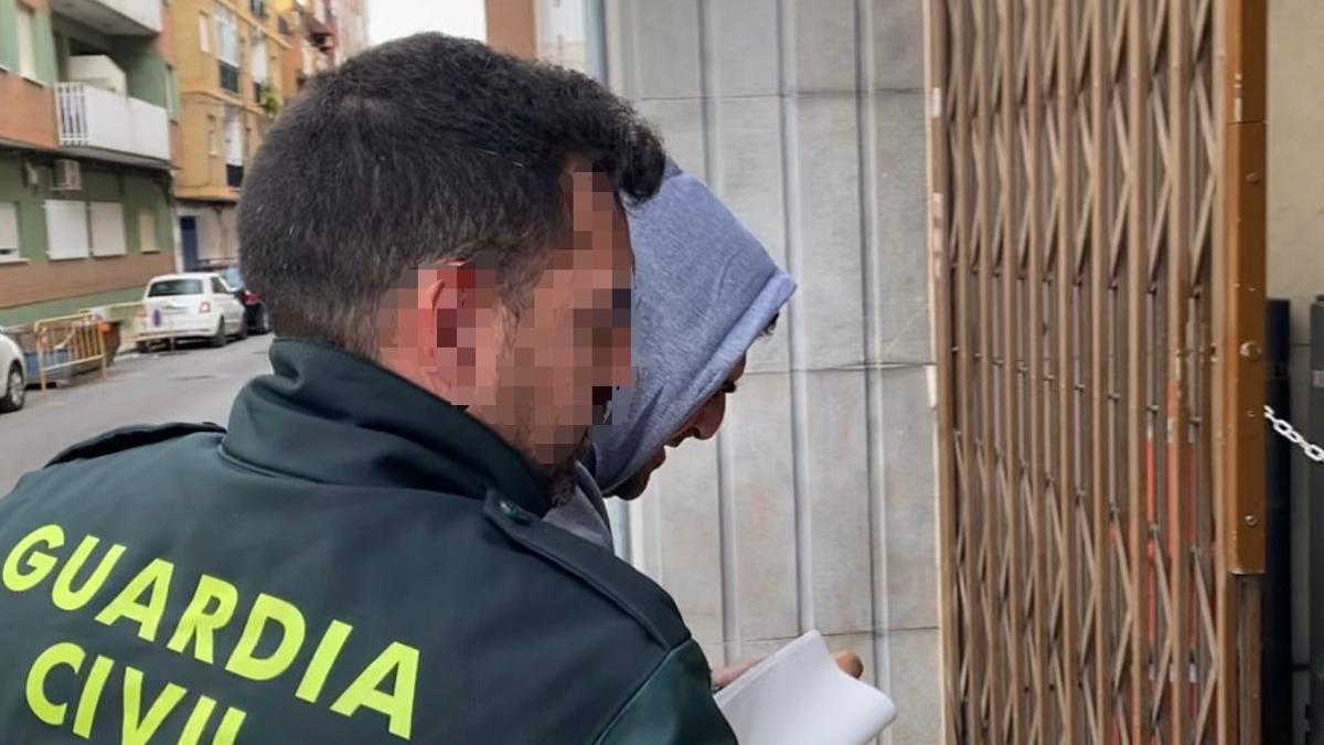 Momento de la entrada del detenido en el edificio de los Juzgados.
