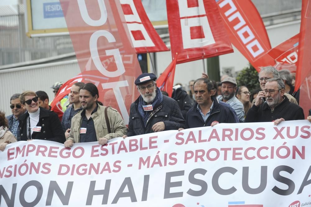 Unas 4.000 han secundado la manifestación convocada por UGT y CCOO que ha arrancado A Palloza y ha terminado en la plaza de Ourense, ante la Delegación del Gobierno en Galicia.