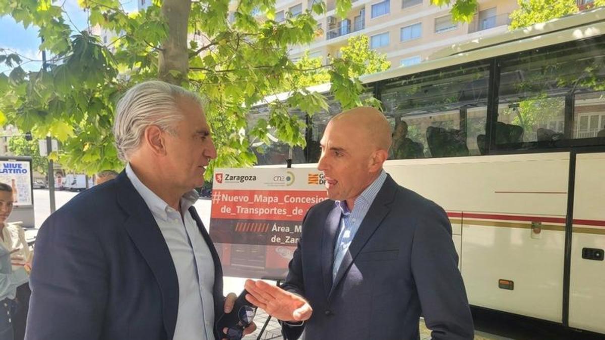 El director general de Transportes del Gobierno de Aragón, David Sánchez Fraile, y el concejal delegado de Movilidad del Ayuntamiento de Zaragoza, José Miguel Rodrigo.
