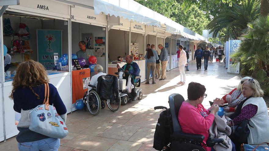 Una imagen de la feria del voluntariado en el Parque de Málaga.