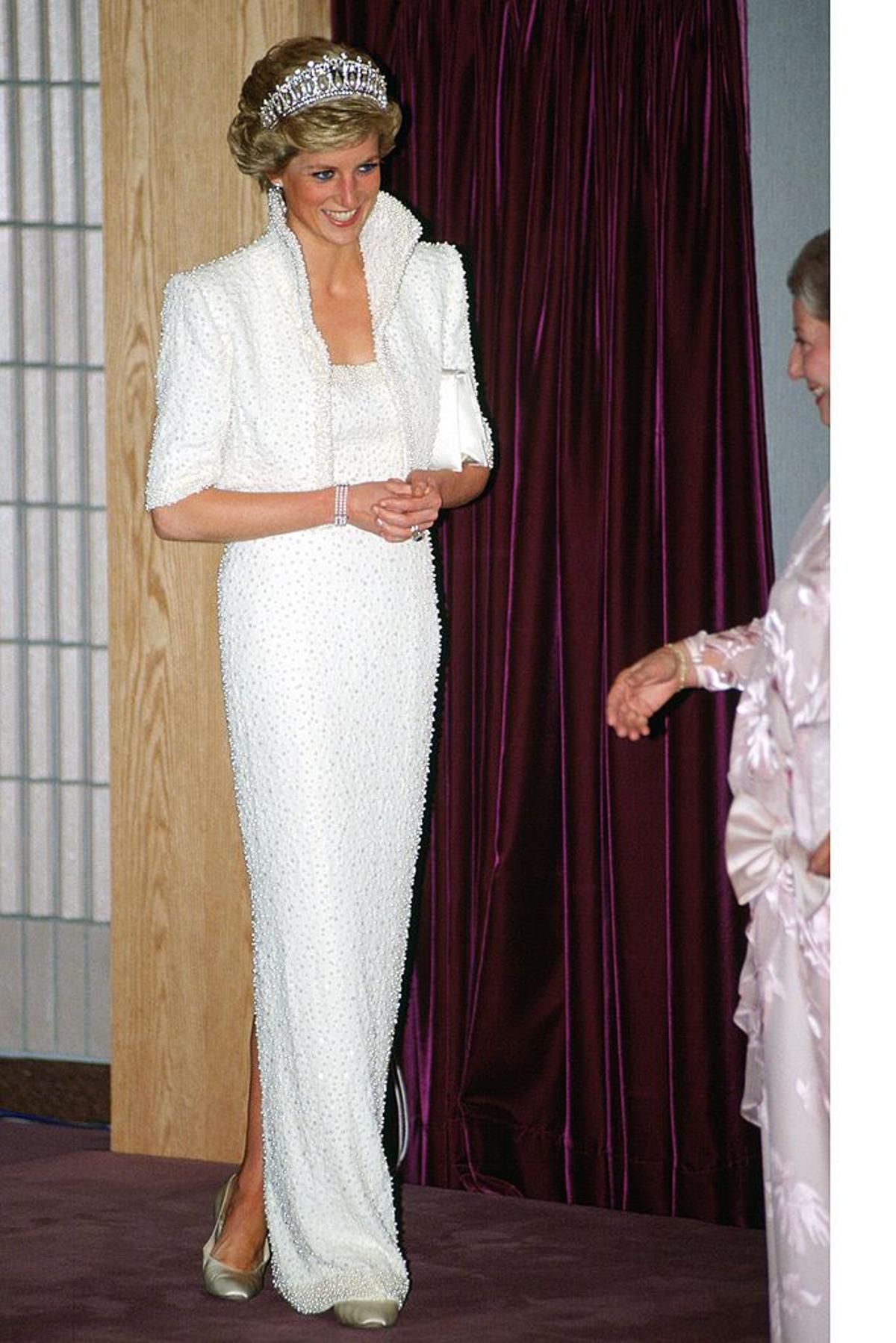 Diana Visits con su famoso vestido Elvis en Hong Kong