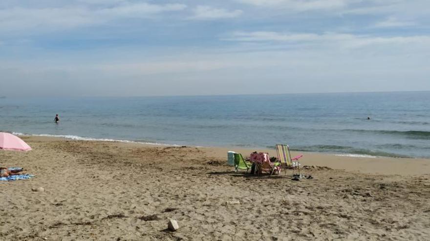 Los bañistas ignoran el cierre de Cala Lanuza y acceden al arenal pese al vertido de fecales