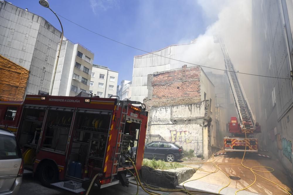 Los bomberos sofocan un incendio en una casa abandonada en A Falperra