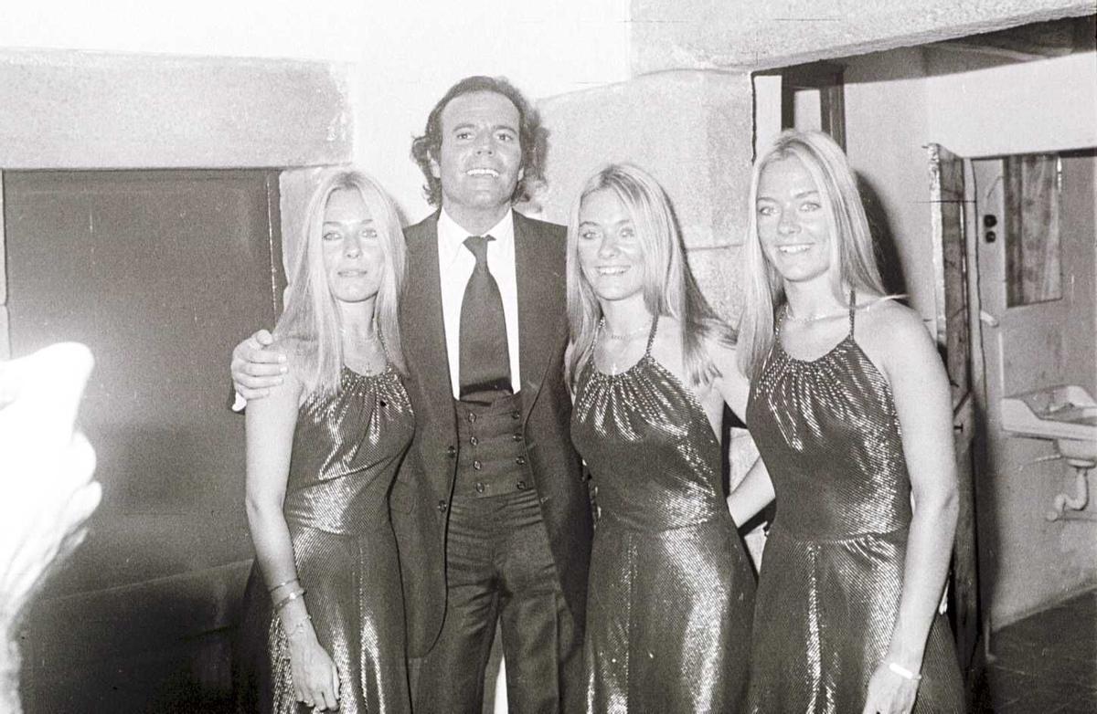 Julio Iglesias y las Trillizas de Oro.