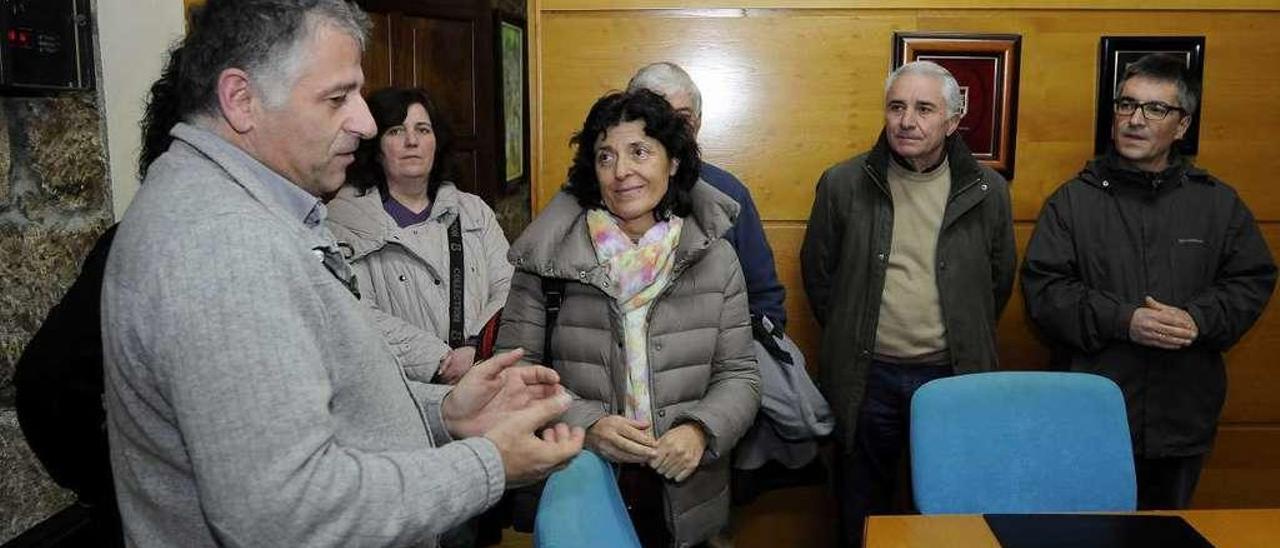 María José Castro (centro) escucha, ayer, al alcalde de Silleda Manuel Cuiña. // Bernabé/Javier Lalín