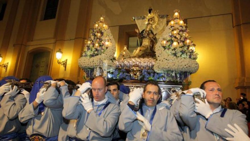 Los portapasos sacan el trono por el umbral de la puerta de Santa María