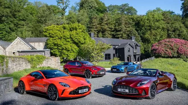 En Snowdonia la música suena mejor conduciendo un Aston Martin