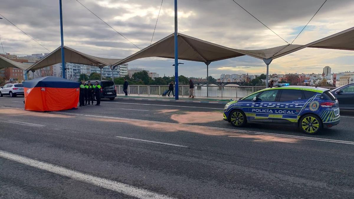 Imagen del accidente en el puente Cristo de la Expiración en el que ha muerto un motorista.