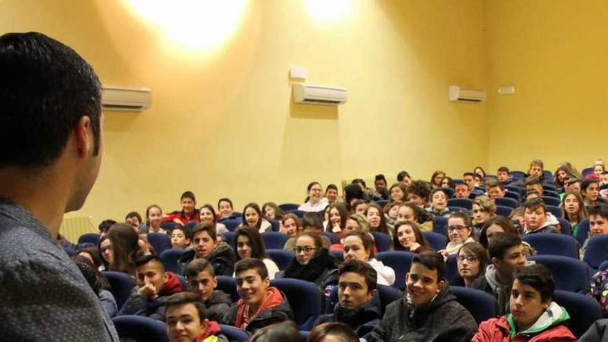 El profesor David Díaz López, ayer, durante la charla.