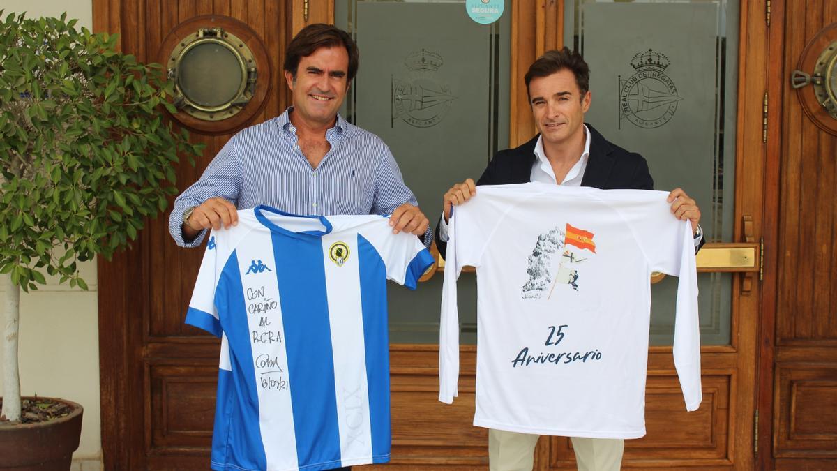 Miguel López Barbero y Carlos Parodi posan en la entrada del Real Club de Regatas de Alicante tras sellar el acuerdo de colaboración.