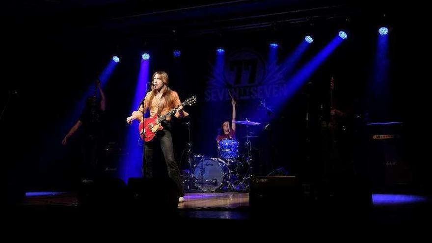 El rock de &quot;77&quot; se desmelena en Mieres