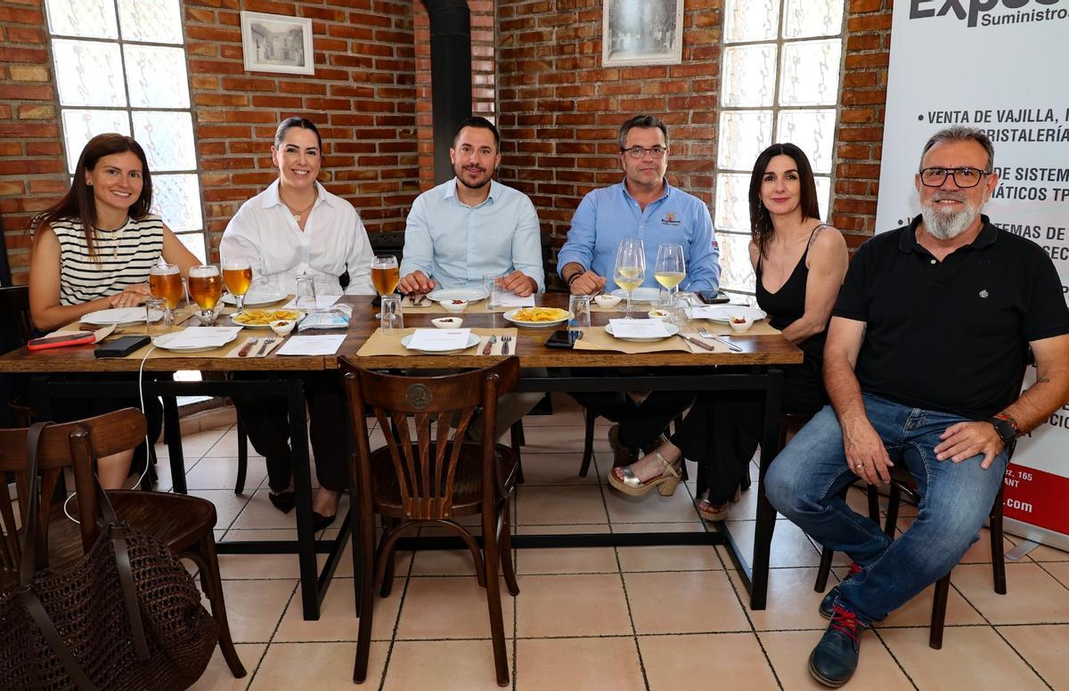 Lola Rosique, coordinadora del departamento de Publicidad; Cristina Ripoll, directora comercial de INFORMACIÓN; Ismael Vidal, alcalde de Facheca; Pablo Alcalde, CEO de Exposervi;  Marìa Ángeles Ugeda, administración de Exposervi y Paco Bernabé, periodista gastronómico y coordinador de «Menjars de la Terra».