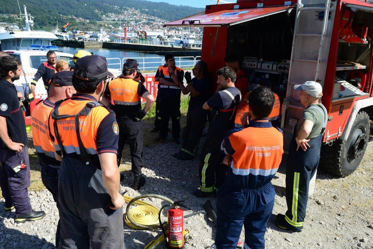 Voluntarios de Protección Civil de toda Galicia se forman contra el fuego en Domaio Voluntarios de Protección Civil de toda Galicia se forman contra el fuego en Domaio