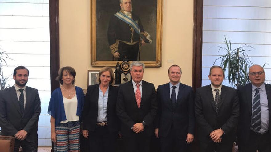 En el centro de la imagen, Mercedes Roldós, Fernández de Moya, Hidalgo y Ramírez, ayer en el Ministerio de Hacienda tras la reunión.