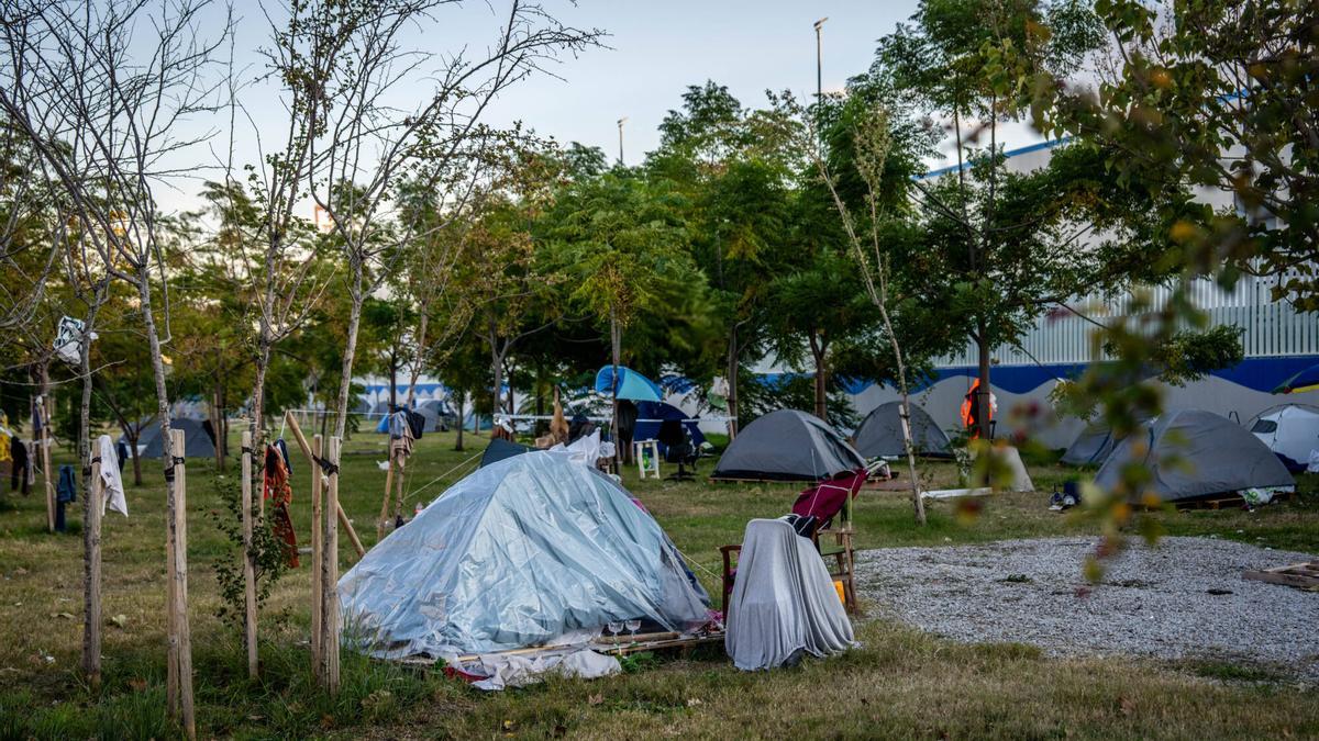 Parte de las tiendas de campaña de la calle Número 2 de la Zona Franca