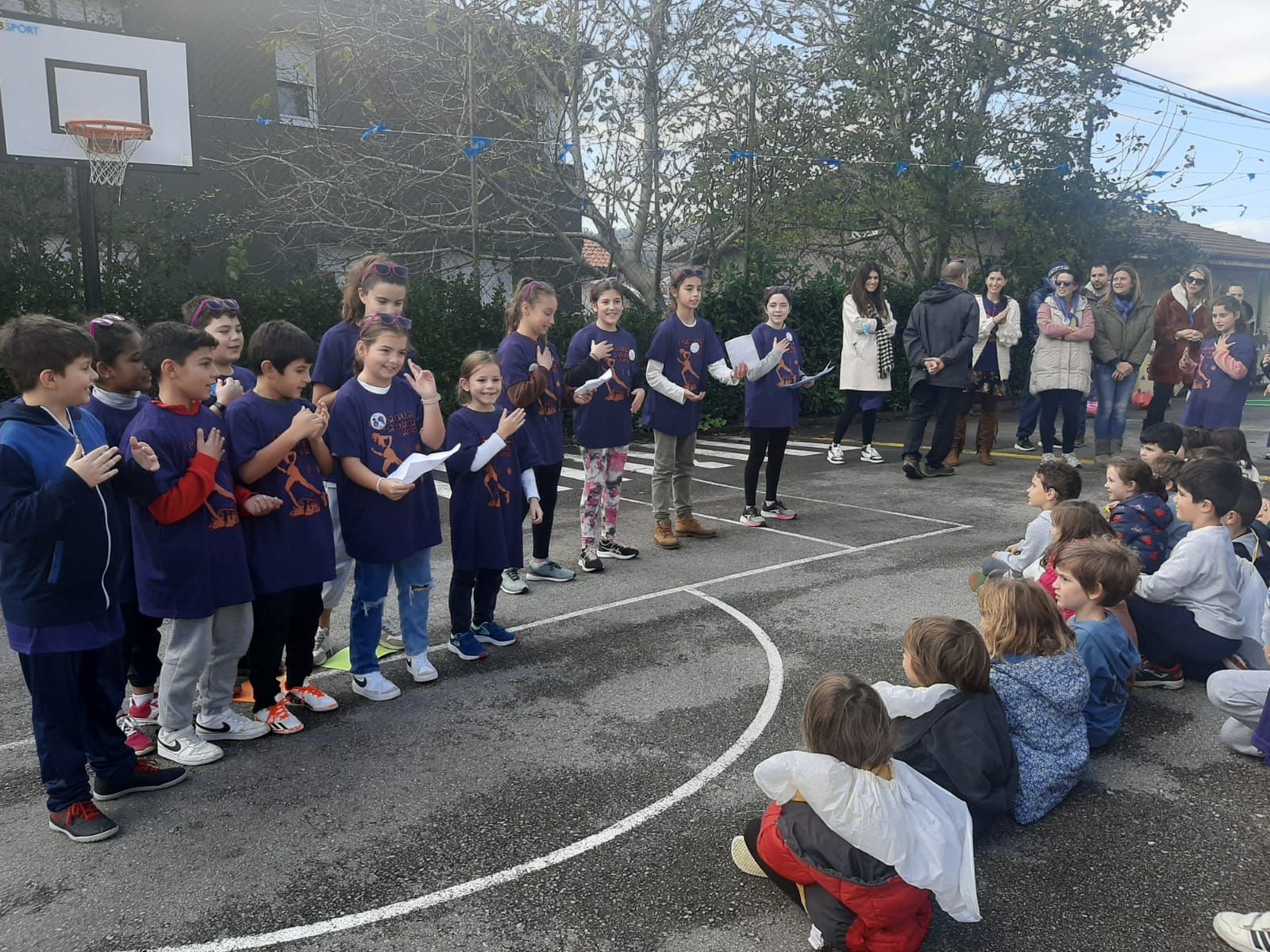 Los niños de Valdesoto y Viella, contra la violencia: así ha sido su jornada reivindicativa