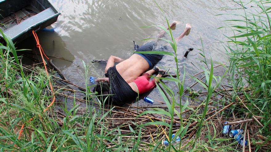 Los cuerpos de los migrantes en el río Bravo. // EFE