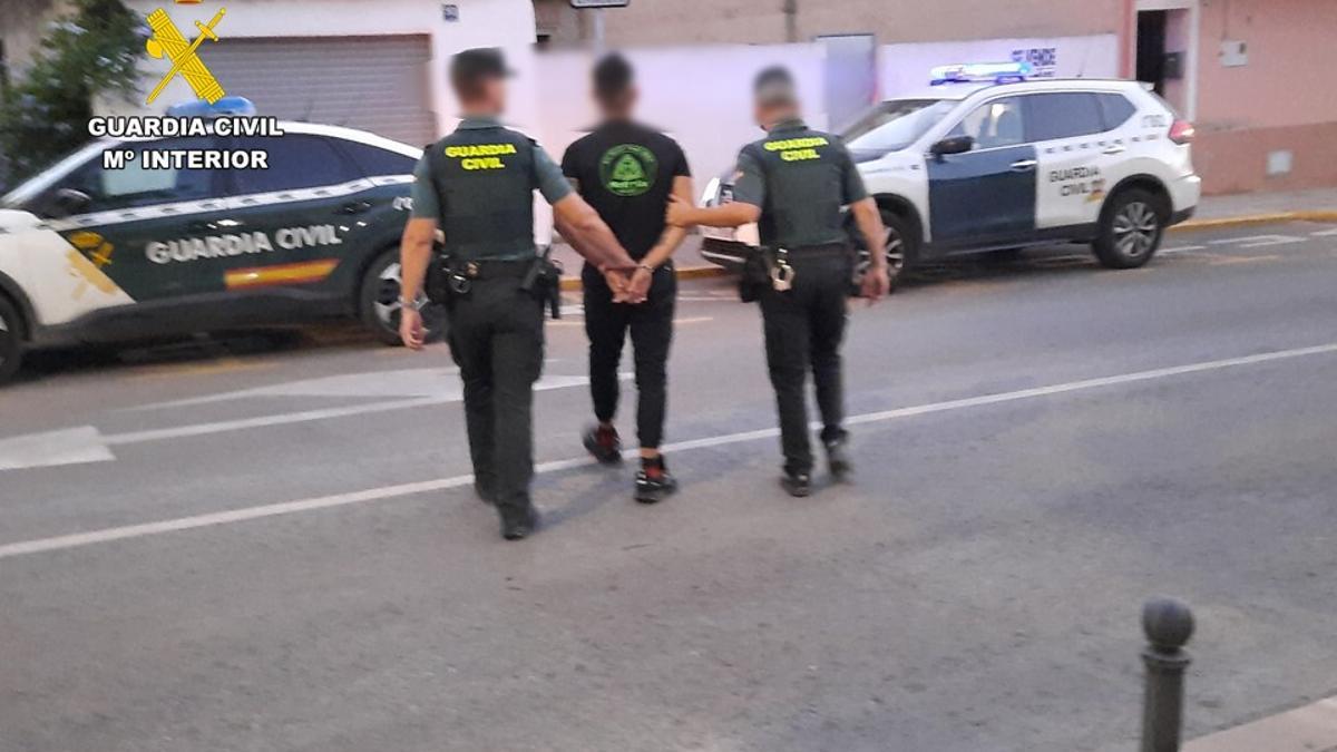 La Guardia Civil traslada a un detenido en Pedreguer.