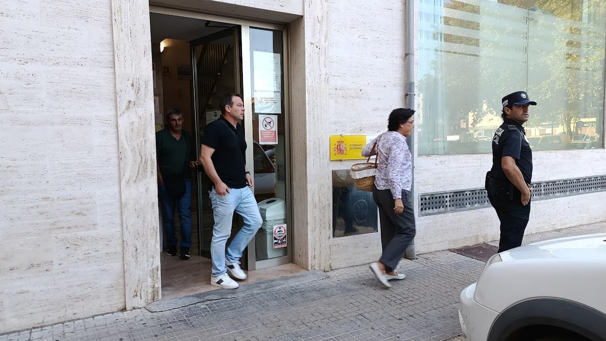 Los agentes denunciantes salen del juzgado junto a su abogada el día de la primera declaración, el pasado septiembre.