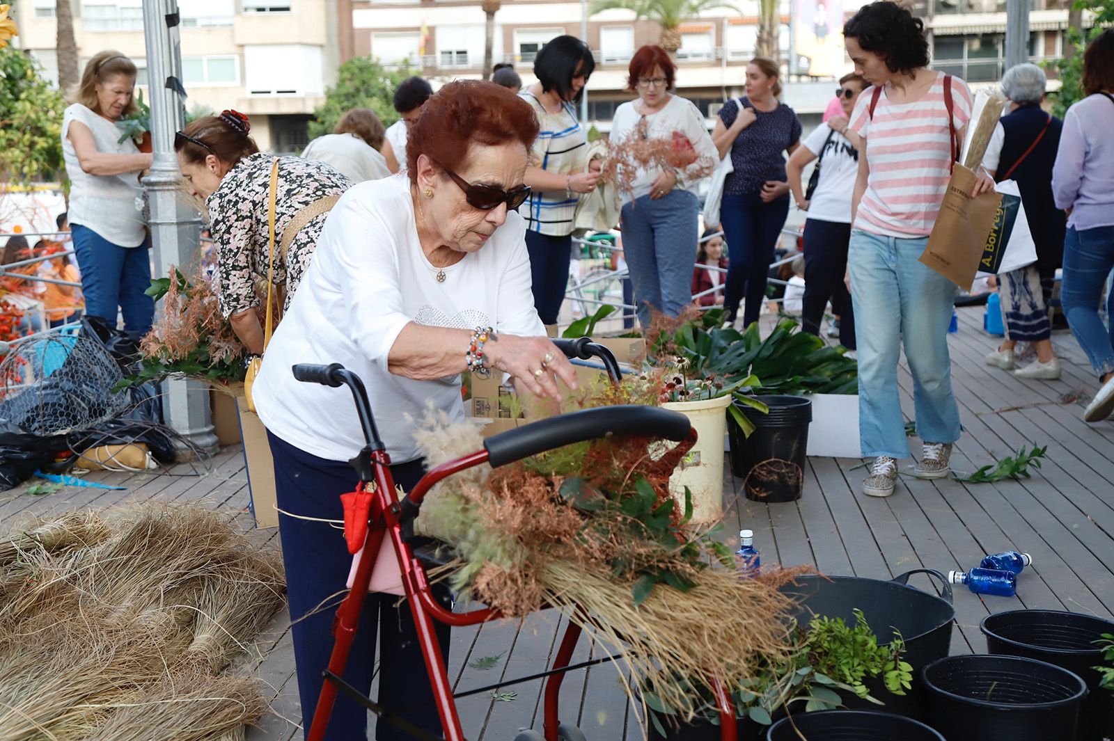 Flora se despide con la tradicional guerrilla floral y una performance de Carvento