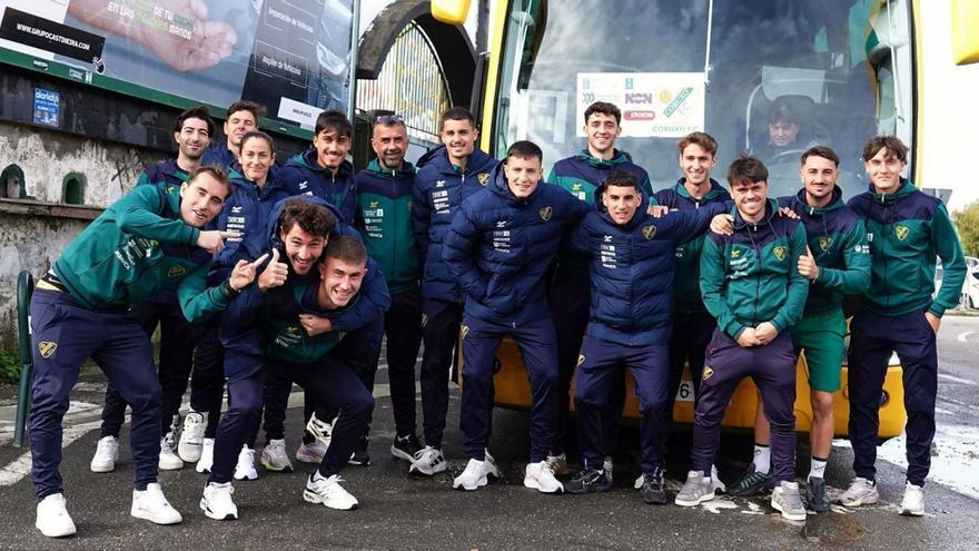 Los jugadores del Coruxo, ayer, antes de comenzar el viaje a Soria. | Coruxo FC