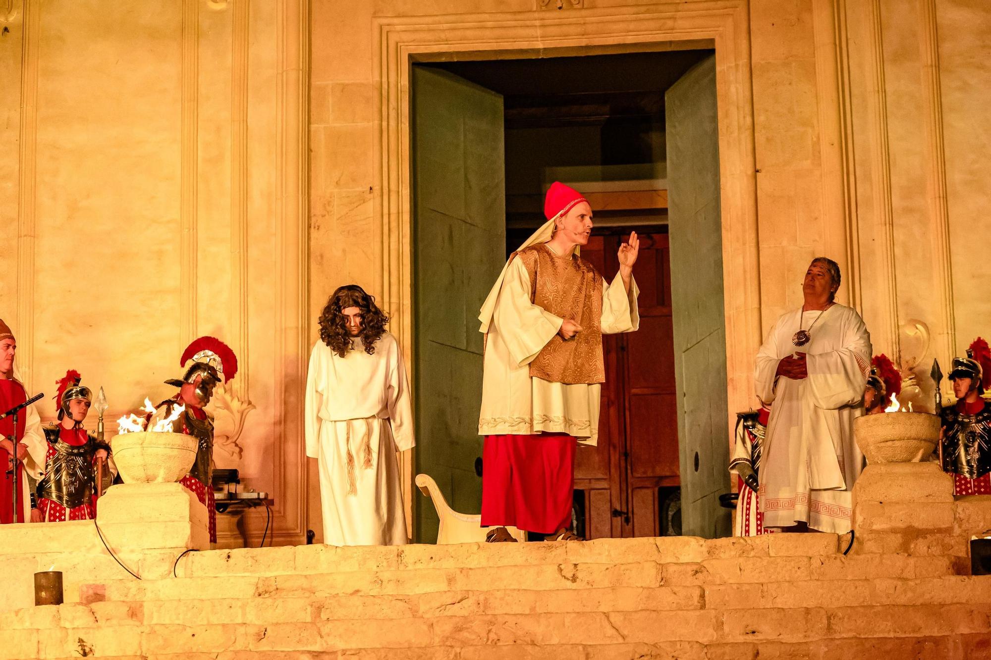 Actores y actrices amateurs escenifican “La Passió” de La Nucia en la noche del Jueves Santo