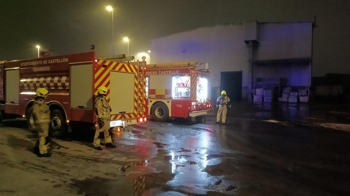 Los bomberos del Ayuntamiento de Castellón durante el incendio de madrugada en el Grau