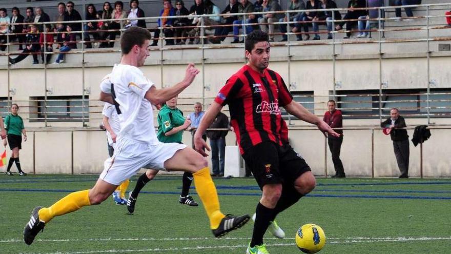 Imagen de un partido anterior jugador por el Lalín en el Cortizo sintético. // Bernabé/Javier Lalín