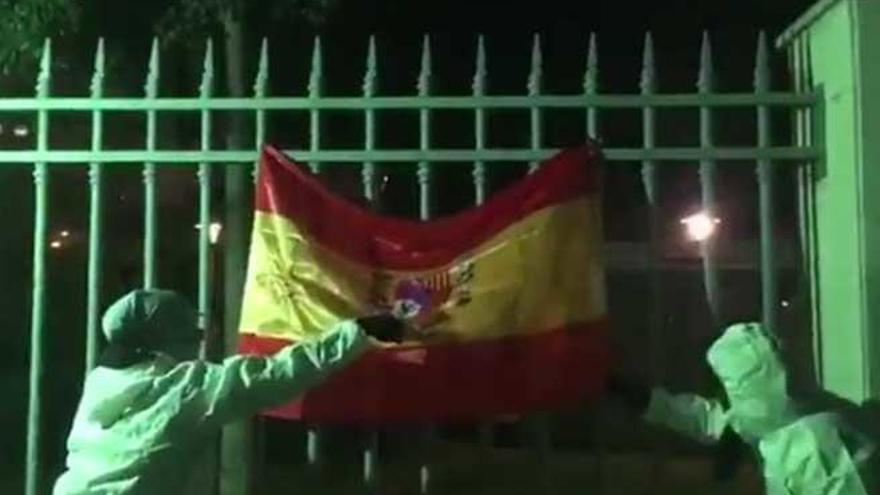 Dos integrantes de Arran, en la última manifestación por la Diada, quemando una bandera española