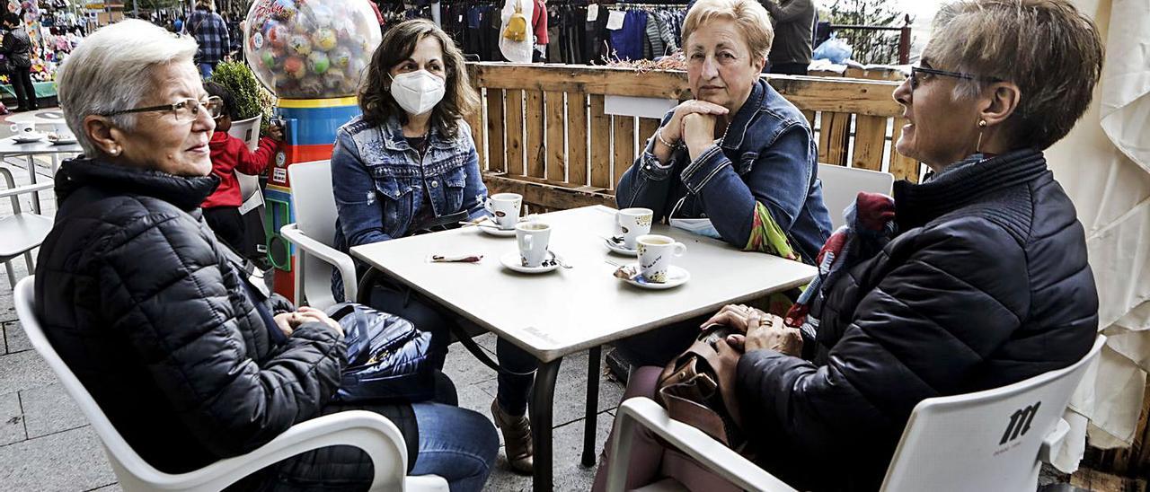 Por la izquierda, Engracia Fernández, María Ángeles Fernández, Dorina de la Cera y Clementina García toman un café en Tineo.