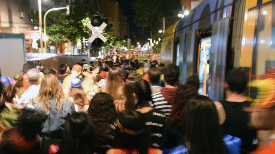 The buses and trams moved 327,000 people in the Carnival of the street