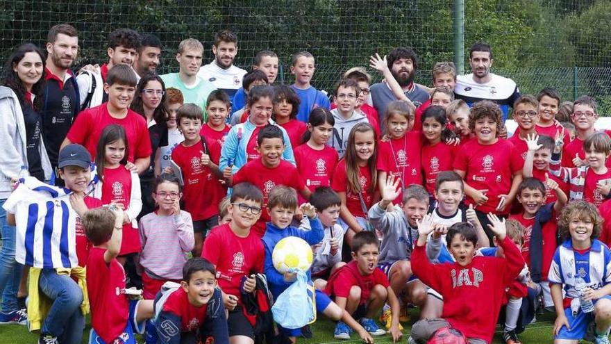 Álex, Fabricio y Cani, con los niños del campus de Ortigueira