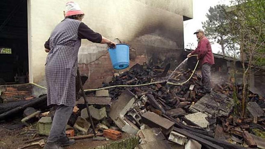 Casa incendiada en Cartelle