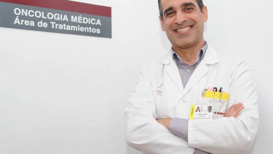 El doctor Alonso, en el Hospital de Día de la Arrixaca.