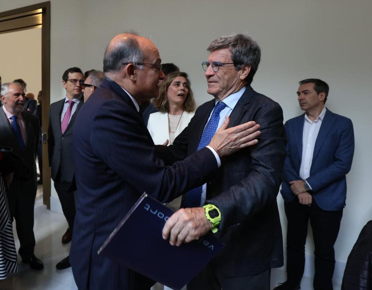 Calabuig, junto a Aurelio Martínez, durante el acto de toma de posesión.