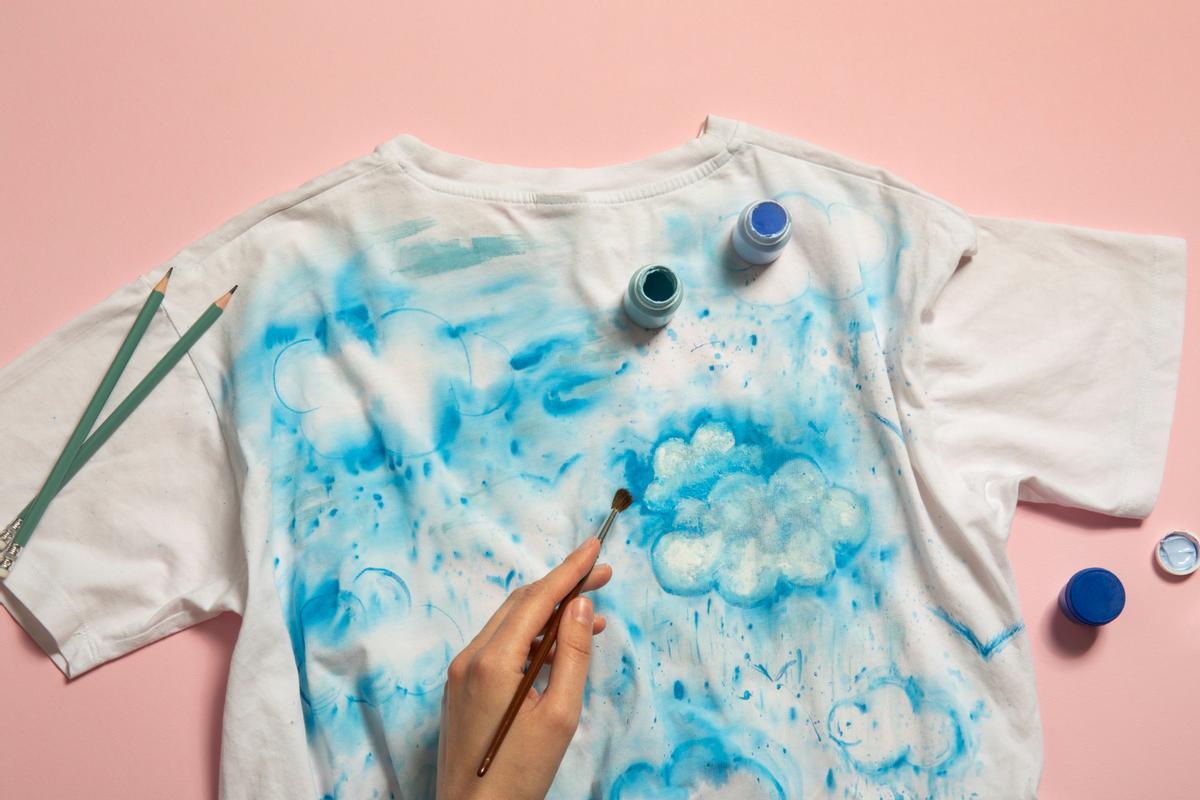 los microplásticos procedentes de la ropa liberan al medio acuoso compuestos químicos que llevan en su composición, como tintes.