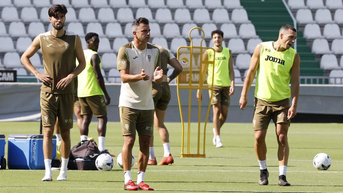 Iván Ania arenga a los suyos durante el entrenamiento a puertas abiertas del pasado martes.