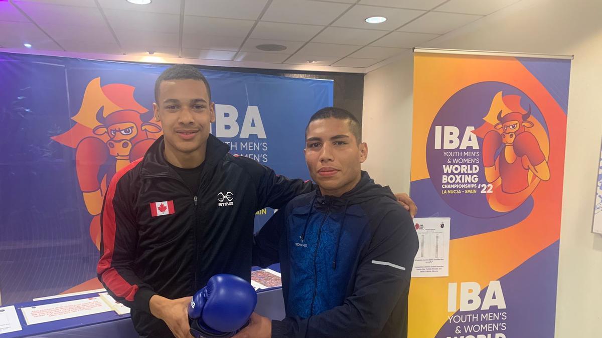 El joven boxeador iraní Aryan Saed Panah (dcha) junto a un compañero canadiense del que encontró la mochila que había perdido  el primer día del  Campeonato Mundial Juvenil de la IBA en La Nucía. El joven iraní tuvo que hacer uso de un traductor para comunicar que había localizado el bolso con la documentación dentro.