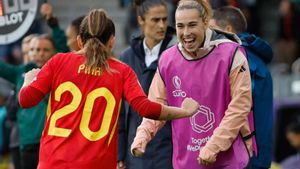 THUN (SUIZA), 07/07/2025.- La delantera española Claudia Pina (i) celebra con su compañera Cata Coll (d) tras marcar el 5-2 durante el partido de la segunda jornada de la fase de grupos de la Eurocopa 2025 entre la selección de España y la selección de Bélgica, este lunes en el Stockhorn Arena en Thun, Suiza. EFE/ Ana Escobar