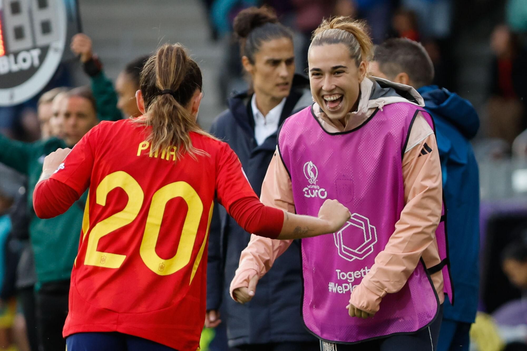 THUN (SUIZA), 07/07/2025.- La delantera española Claudia Pina (i) celebra con su compañera Cata Coll (d) tras marcar el 5-2 durante el partido de la segunda jornada de la fase de grupos de la Eurocopa 2025 entre la selección de España y la selección de Bélgica, este lunes en el Stockhorn Arena en Thun, Suiza. EFE/ Ana Escobar