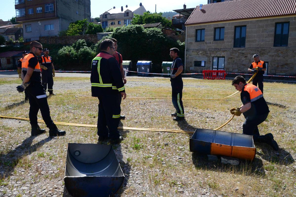 Voluntarios de Protección Civil de toda Galicia se forman contra el fuego en Domaio Voluntarios de Protección Civil de toda Galicia se forman contra el fuego en Domaio