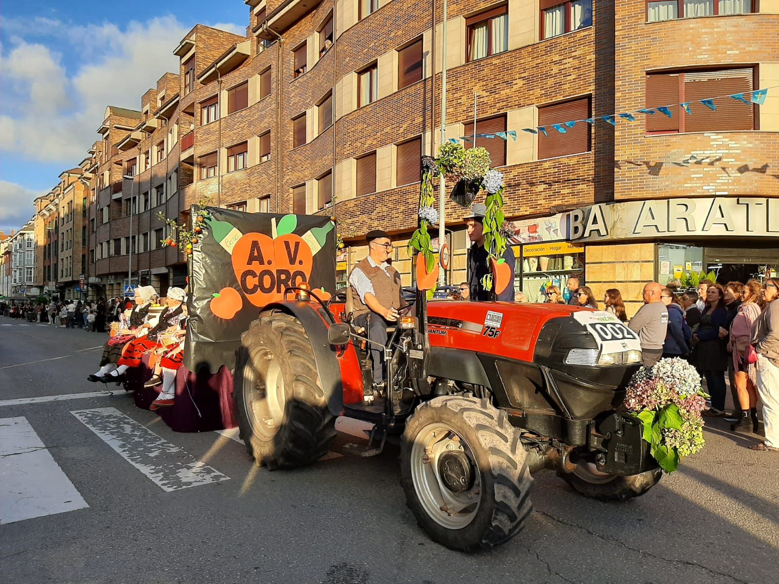 Villaviciosa ofrece el primer mosto a la Portalina: así ha sido el acto seguido de un desfile de carrozas