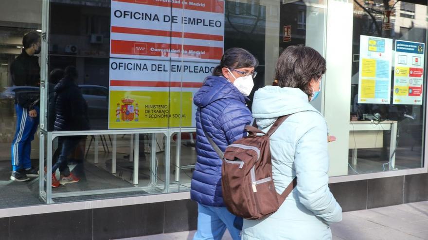 El paro en Galicia cae en octubre tres veces menos que la media en España