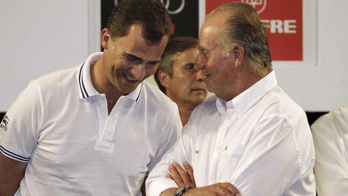 Felipe, por entonces el príncipe heredero, escucha con semblante sonriente a su padre don Juan Carlos durante la entrega de trofeos de la edición de 2008 de la Copa del Rey de Vela.