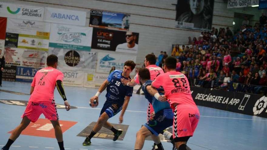 David Iglesias y Dano Cerqueira en el último partido del Cangas en O Gatañal. // Gonzalo Núñez